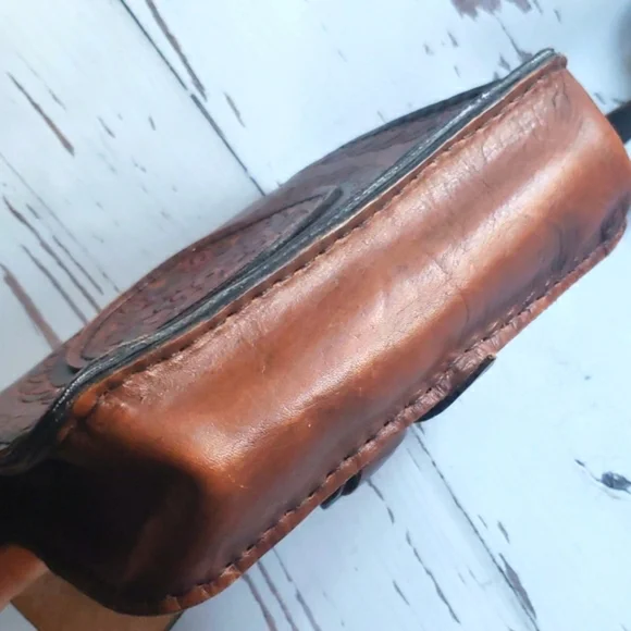 Vintage embosed floral brown crossbody bag - Picture 7 of 8